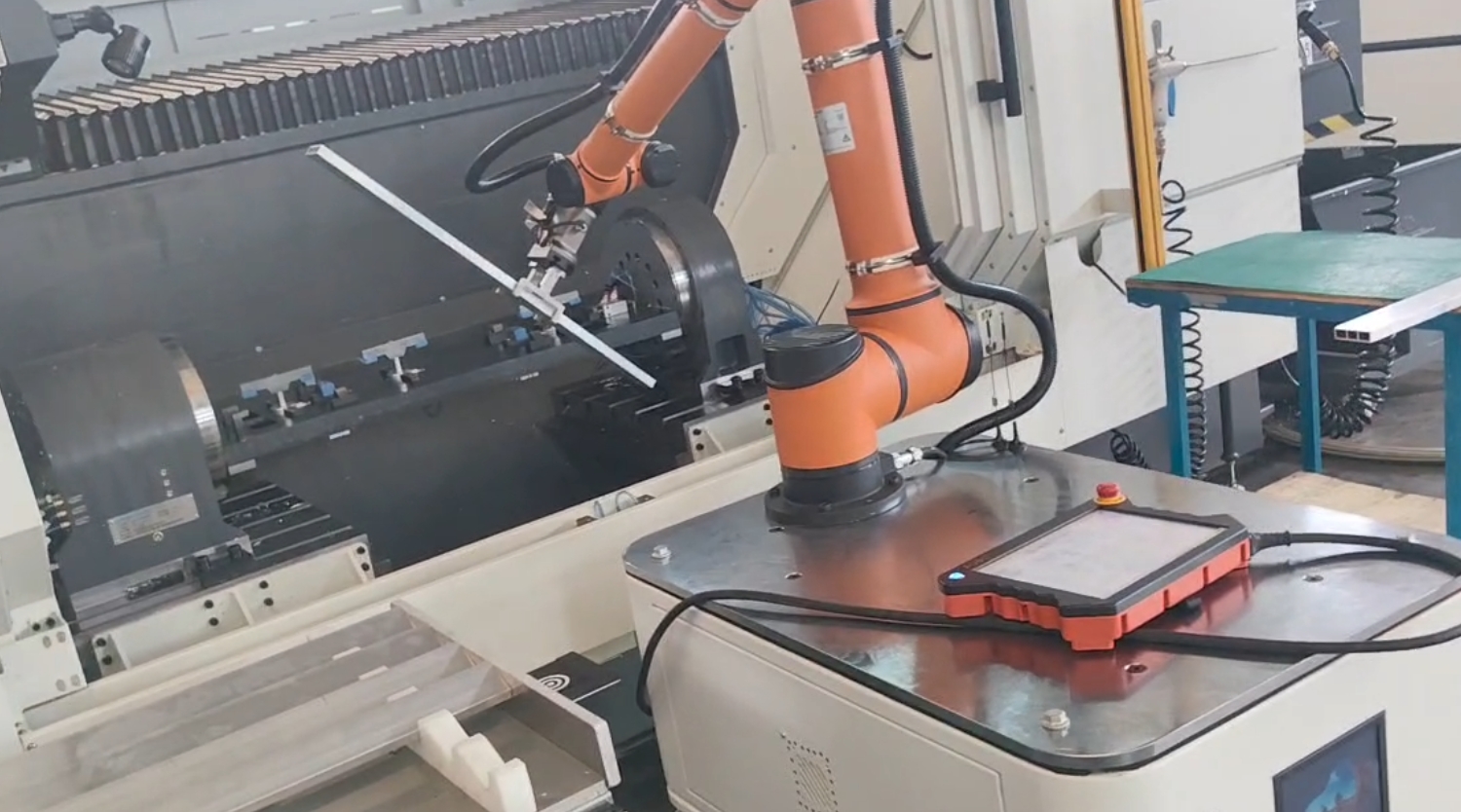 A hatékonyság és a biztonság javítása: A tésztagép intelligens transzfer robotja elősegíti az élelmiszeripar intelligenciáját