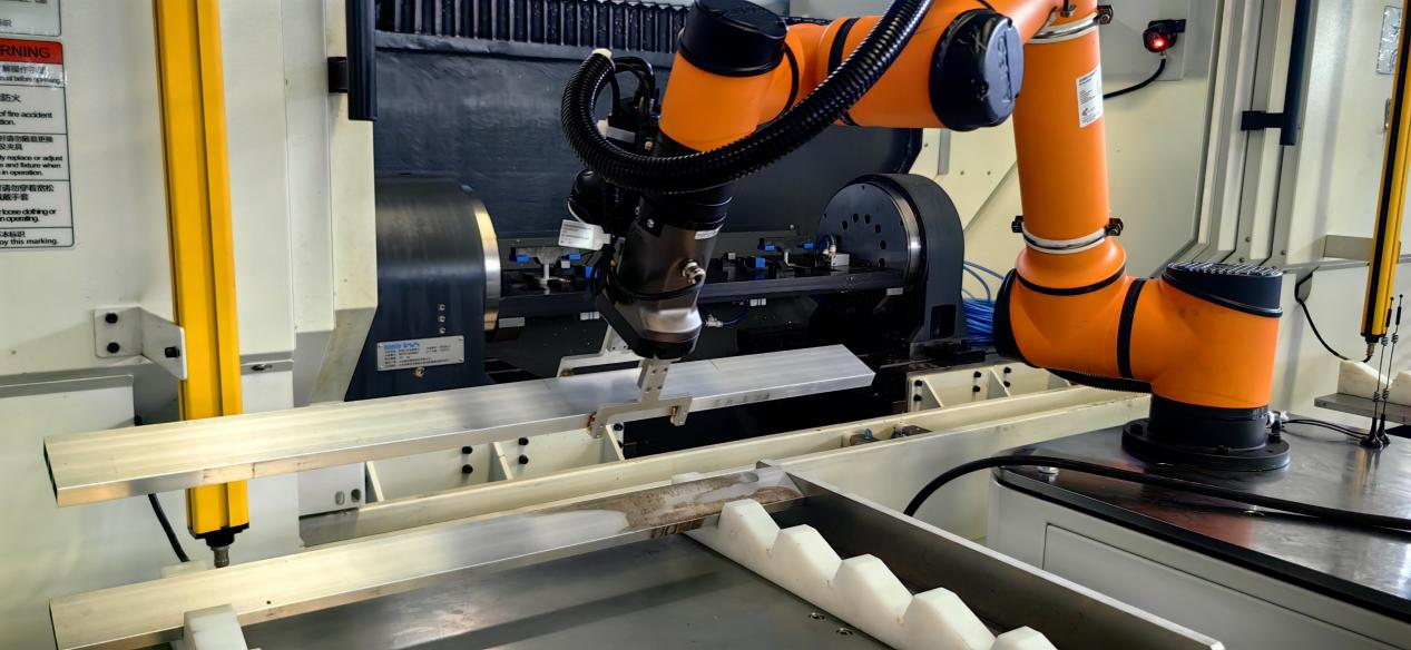 Eset | AMR kompozit robot alumíniumlemez CNC betöltése és kirakodása