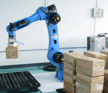 Intelligens robot kicsomagolása és raklapizálás: A modern logisztika új fejezete